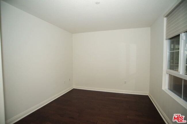 Building Photo - 5831 Seawalk Dr