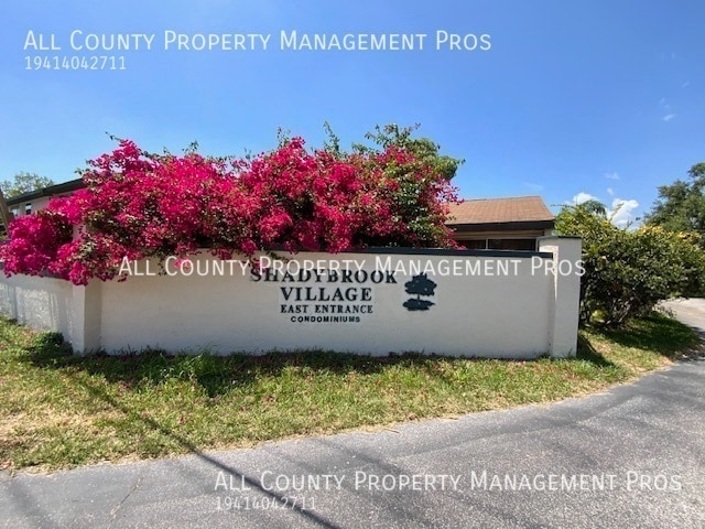 Building Photo - Spacious townhouse, new paint and carpet, ...