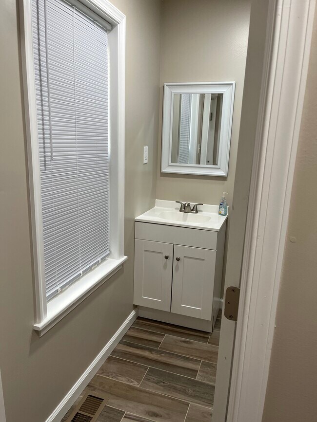 Half bathroom - 5311 Ogden St