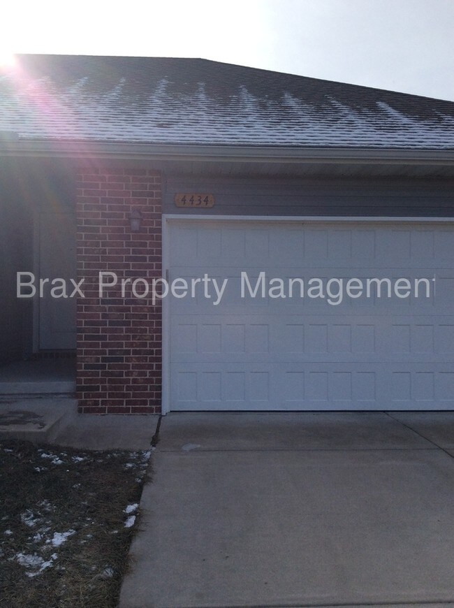 Building Photo - 4434 E Chipmunk Ln