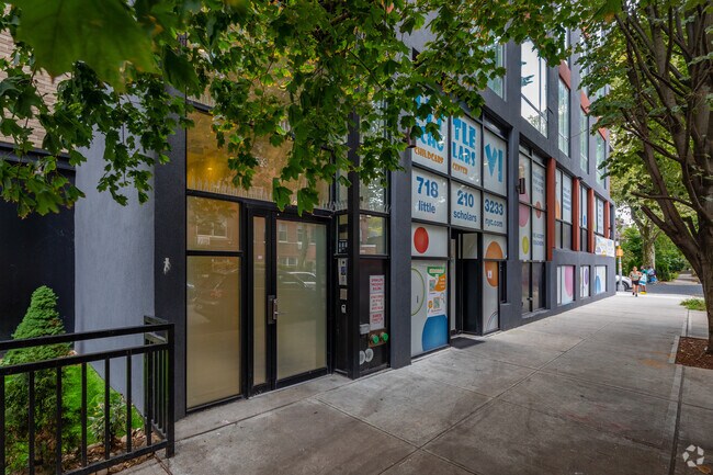 Entrada - 631 E 18th St
