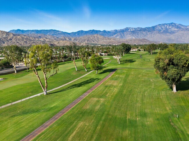 Foto del edificio - 809 Inverness Dr