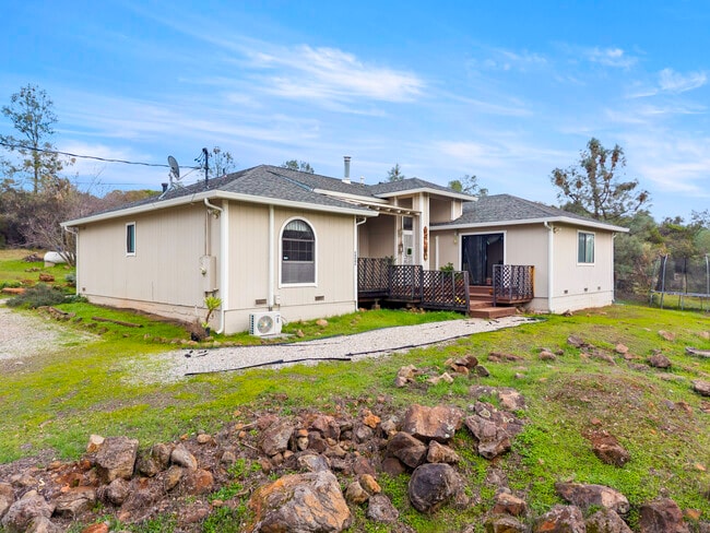 Foto del edificio - 14506 Spruce Grove Rd