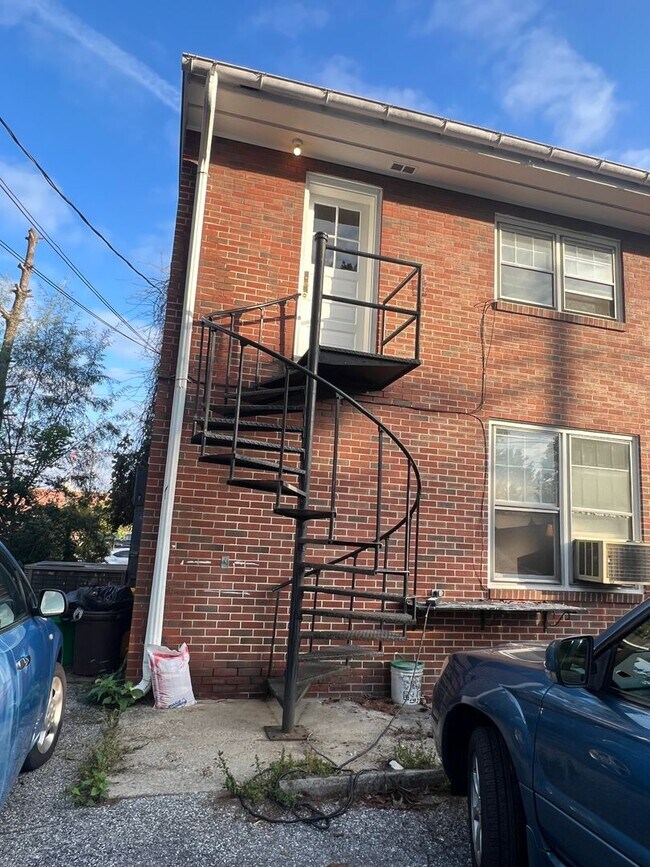 Building Photo - COMING SOON: Large 3 Bedroom Across from J...