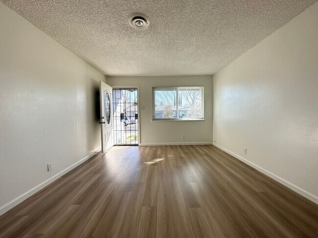 Building Photo - Charming 2 bedroom and 1 bath Duplex in Sacramento