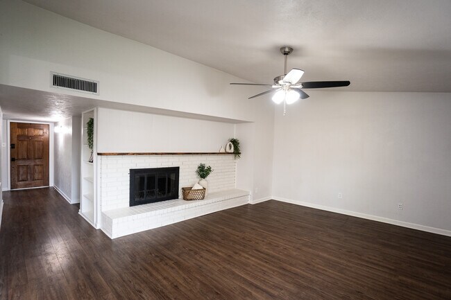 Foto del edificio - 5097 Roberts Dr