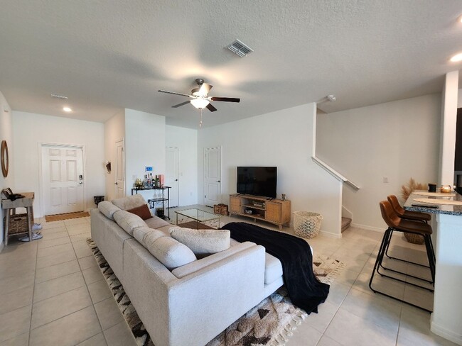 Foto del edificio - Gorgeous 3-Bedroom, 2.5-Bathroom Townhome ...