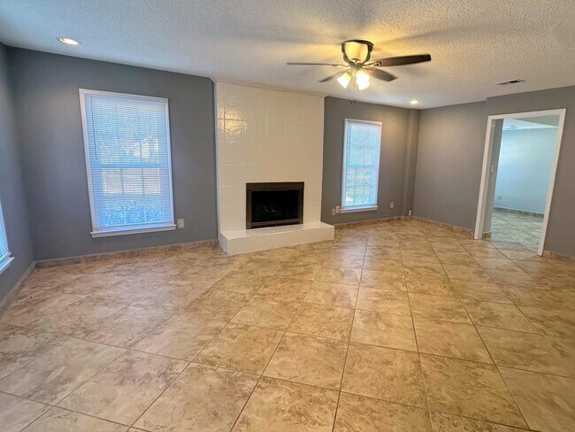 Foto del edificio - 2598 Cedar Ridge Dr