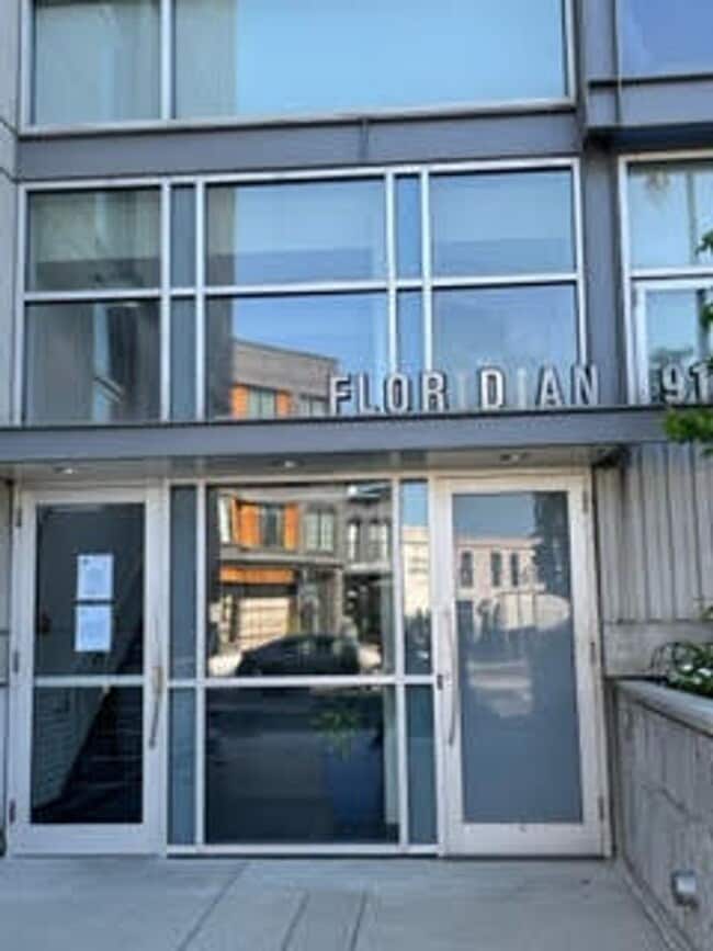 Great location, two beds, two baths, Metro! - Great location, two beds, two baths, Metro! Apartment