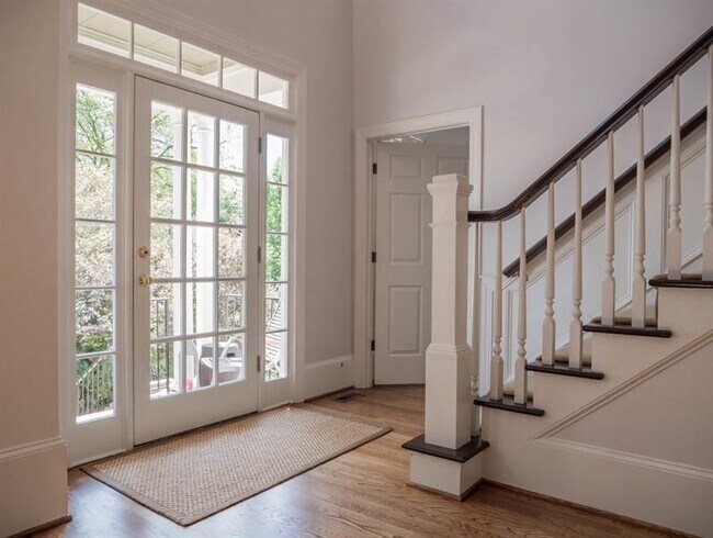 Foto del edificio - 1060 Pine Grove Ave NE