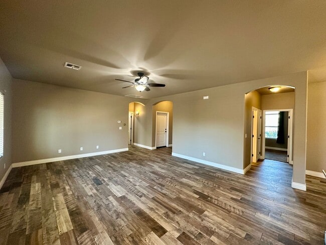 Foto del edificio - Gorgeous 3 bedroom, 2 bathroom home with 3 car garage