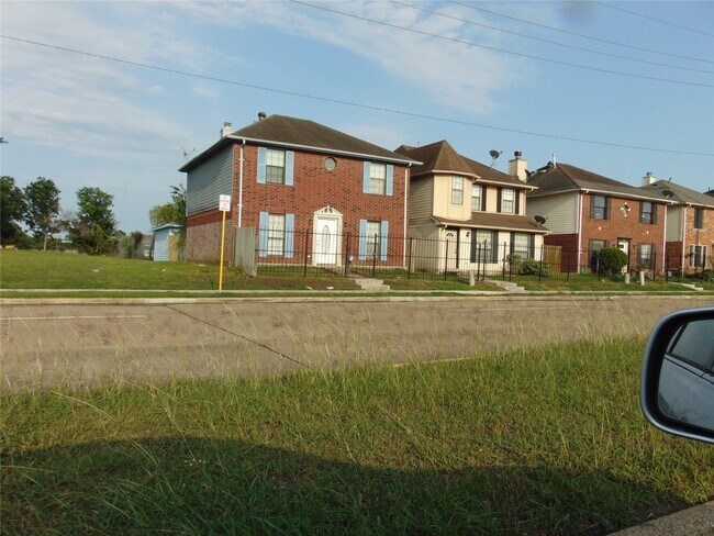 Foto del edificio - 8603 Rustling Leaves Dr