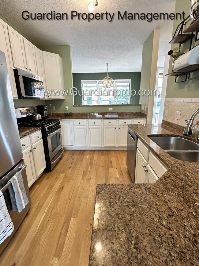 Building Photo - Northeast Minneapolis Town Home, Patio/Dec...