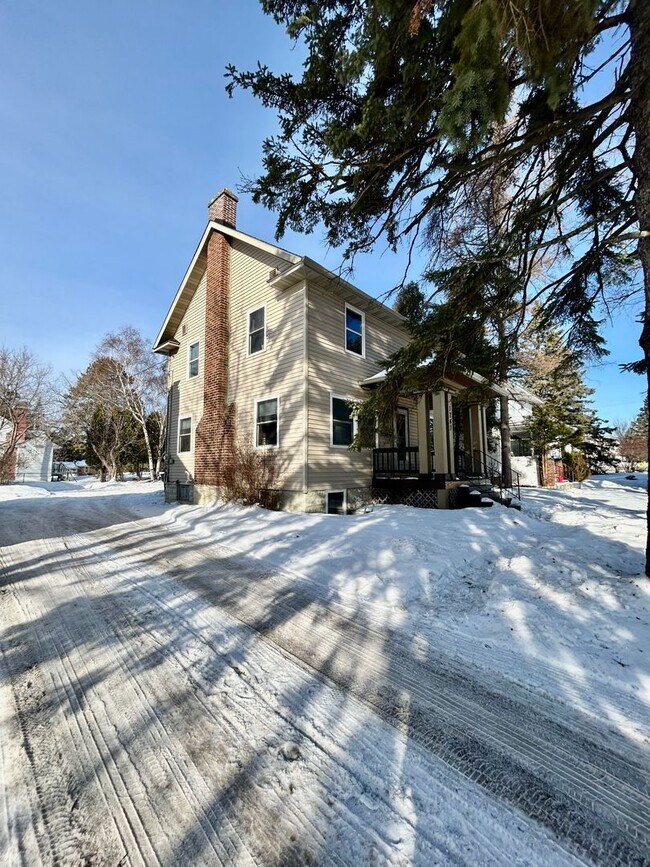 Foto del edificio - Available June 2025 - 5 Bed, 1 Bath home near campus!