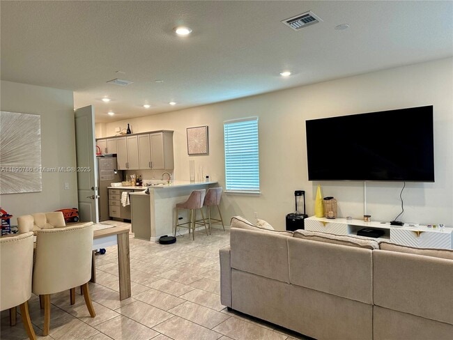 Foto del edificio - 4144 Greenway Dr