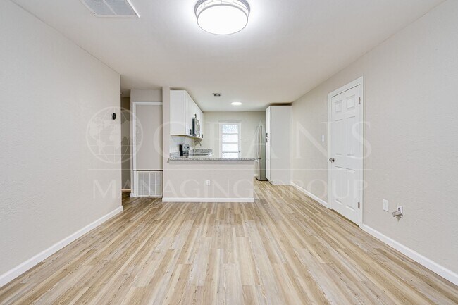 Foto del edificio - Beautifully Remodeled 3 Bedroom Home in th...