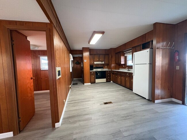 Building Photo - 3bed/1.5bath SFH Rent $1300/month ready NOW!! May 2026