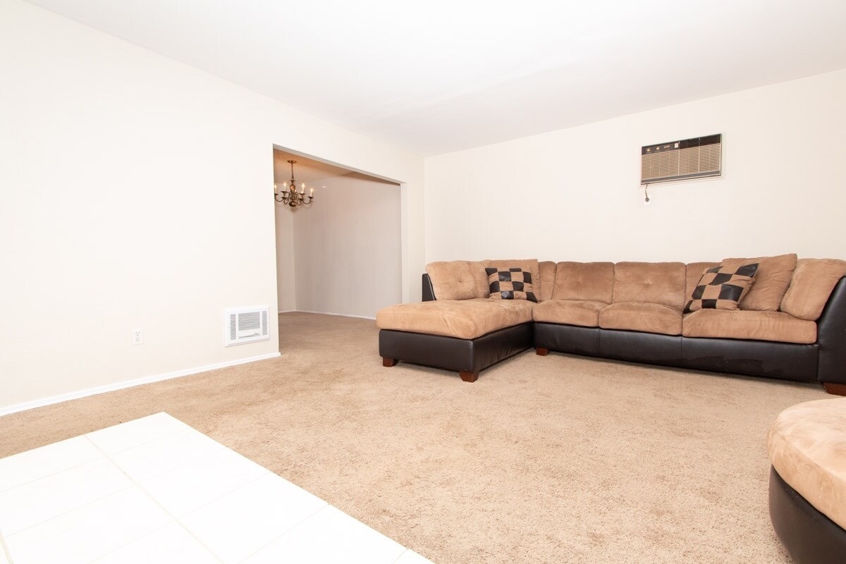 Foto principal - Private 2-bed/2-bath, Corner Location Cond...