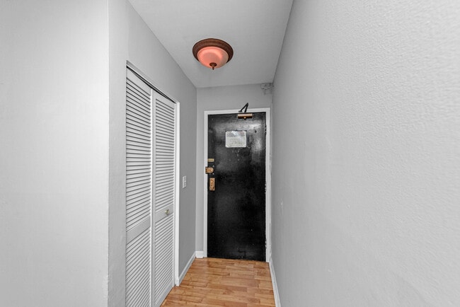 Building Photo - 3825 N Pine Grove Ave