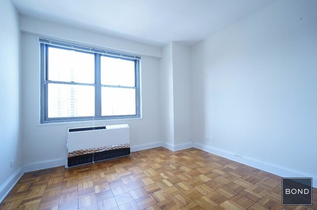 Foto del edificio - 353 E 83rd St