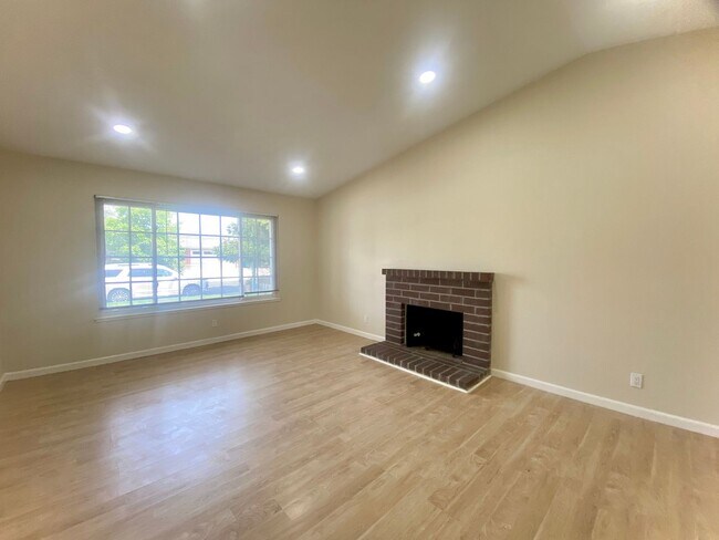 Foto del edificio - Bright Updated 4 Bedroom Home with Spacious Yard for Rent - Union City!