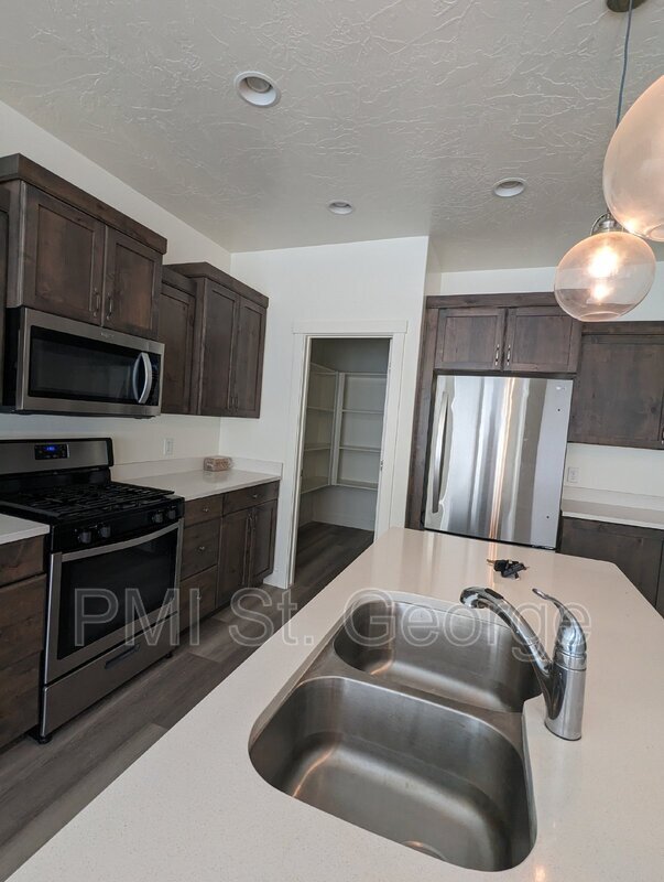 Building Photo - 3042 Fuchsia Dr