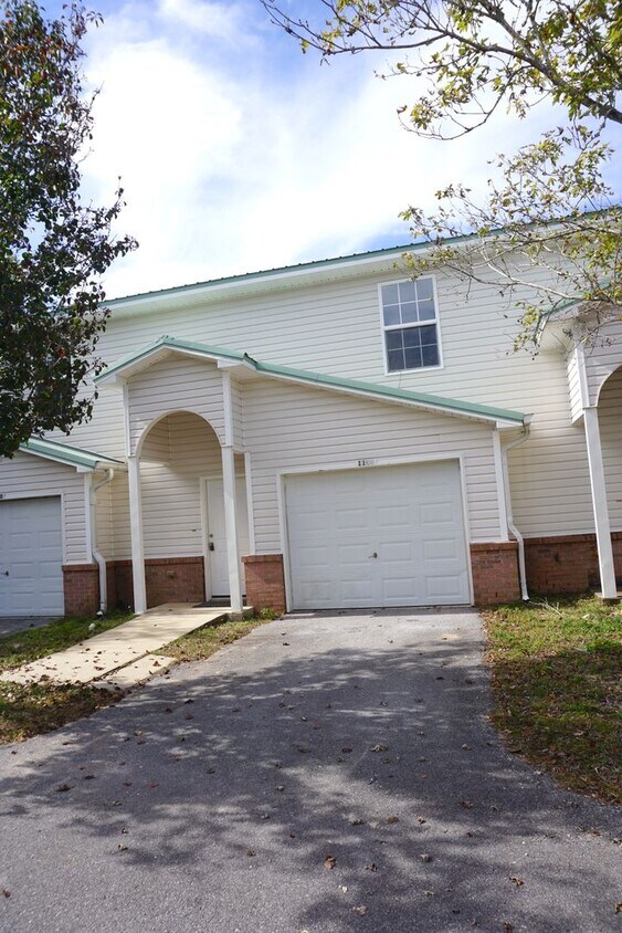 Foto principal - Two Bedroom Townhome in FWB