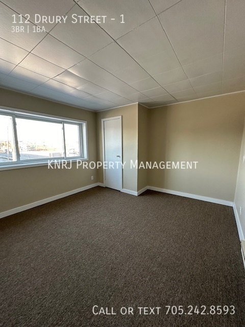 Building Photo - Spacious 3 Bedroom Apartment