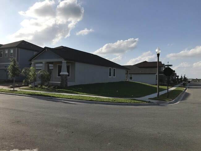 Foto del edificio - 3/2 Plus Den Located in Summerlake $2895