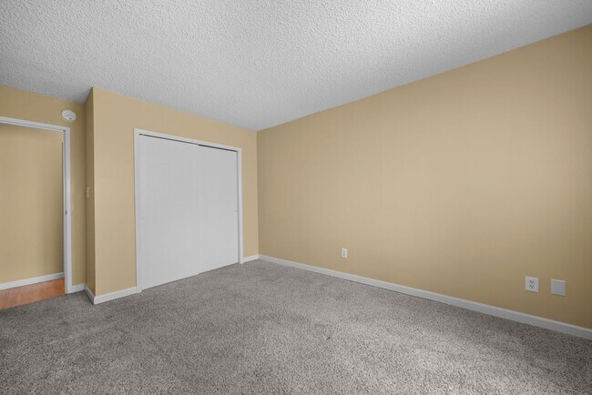 Building Photo - Spacious 2 Bed / 2 Bath Condo in Quiet Denver Community with Pool & Gym