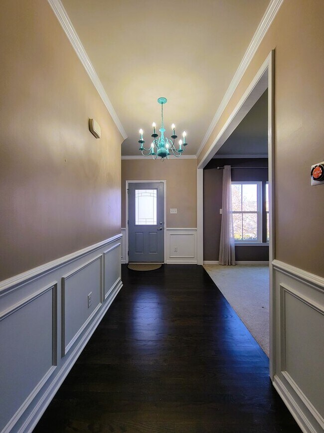 Foto del edificio - Large 2 story transitional in highly sough...