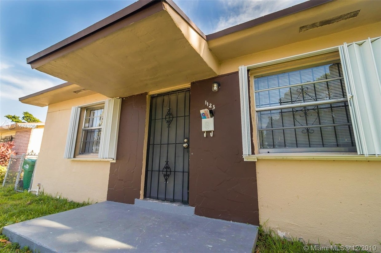 Primary Photo - 1121 NW 100th Terrace