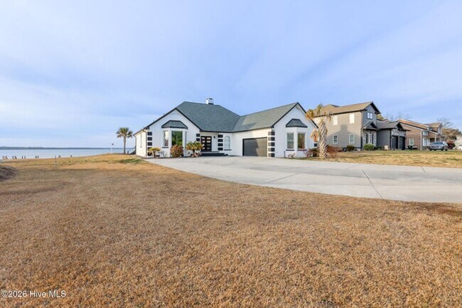 Building Photo - Water front!! Boat Lift!!  Gemstone Drive @ Back Gate Bridge in Sneads Ferry