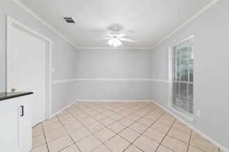 Building Photo - 25602 Oakhurst Dr