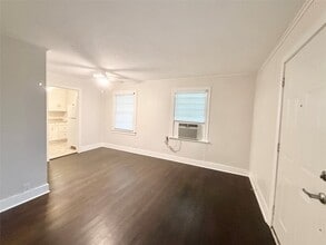 Building Photo - 119 Oak Dr