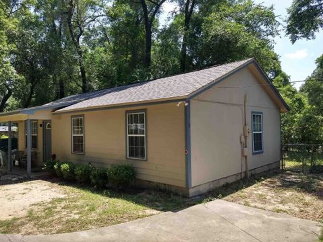 Building Photo - 3 Bedroom/2 Bath