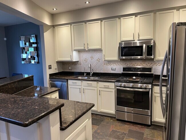 Building Photo - 2804 Vernal Ln