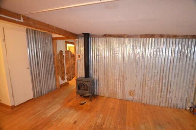 Foto del edificio - Studio! Great Light and Yard! Pets are negotiable!