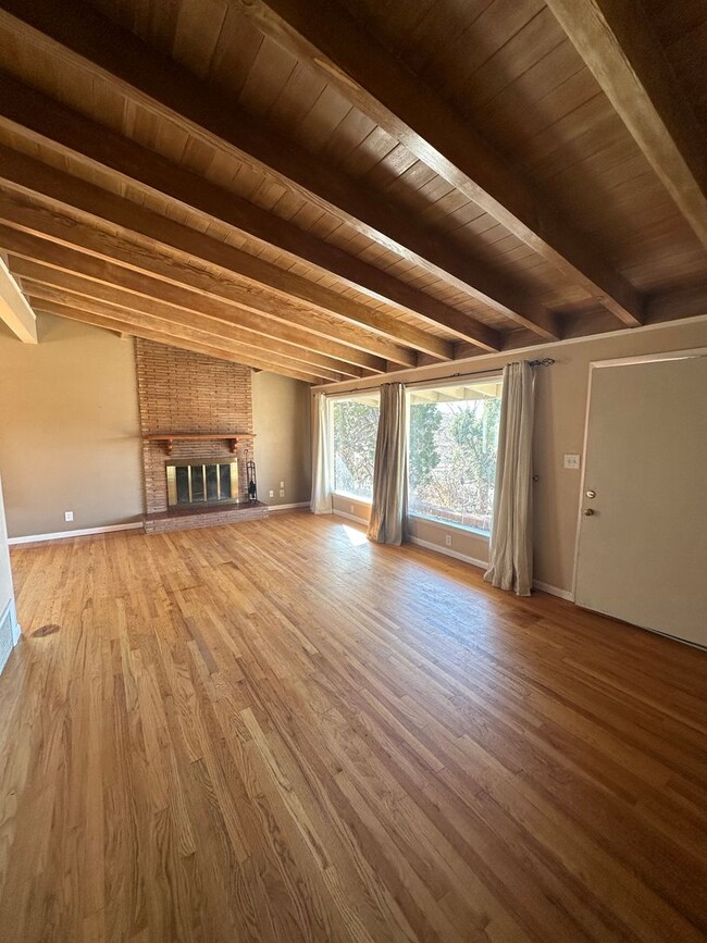 Building Photo - 3 BEDROOM 1.5 BATHROOM SINGLE FAMILY HOME