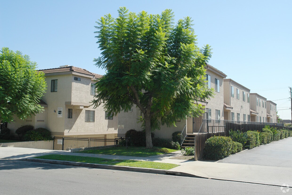 Building Photo - 1324 Elm Ave