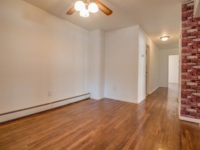Foto del edificio - 47 Corbin Ave