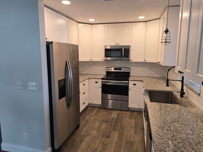 Building Photo - 18942 SE Hillcrest Dr