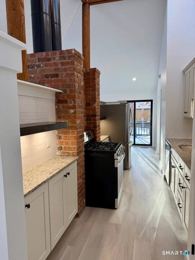 Building Photo - 15 Finch Run