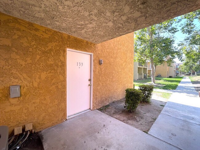 Foto del edificio - **RENT SPECIAL** Newly Updated 2 bed, 2 bath located in San Bernardino!