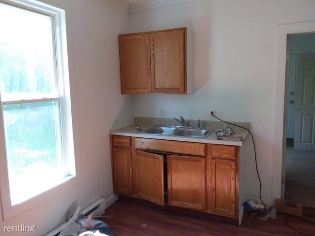 Building Photo - 1 br, 1 bath Apartment - 916 W Calhoun St