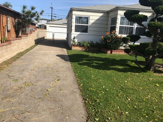 Building Photo - Beach House with Big Garage