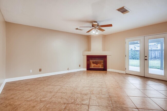 Foto del edificio - 4 bedroom located 6 miles from Randolph Ai...