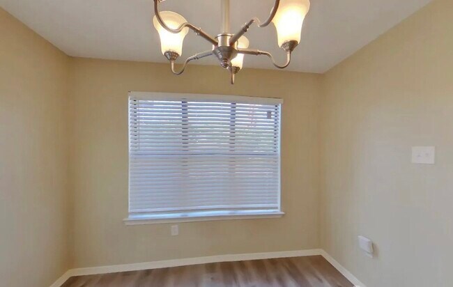 Foto del edificio - Spacious 3-Bedroom House with Cozy Living Spaces