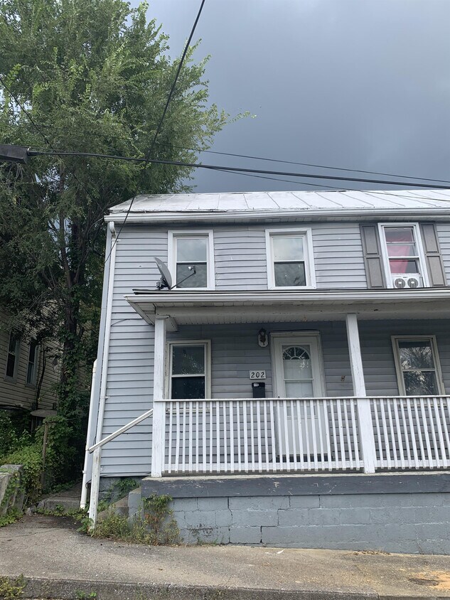 Foto principal - 202 S High St