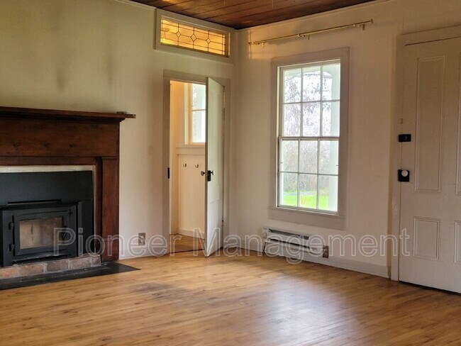 Foto del edificio - 1195 Roberts Mountain Rd